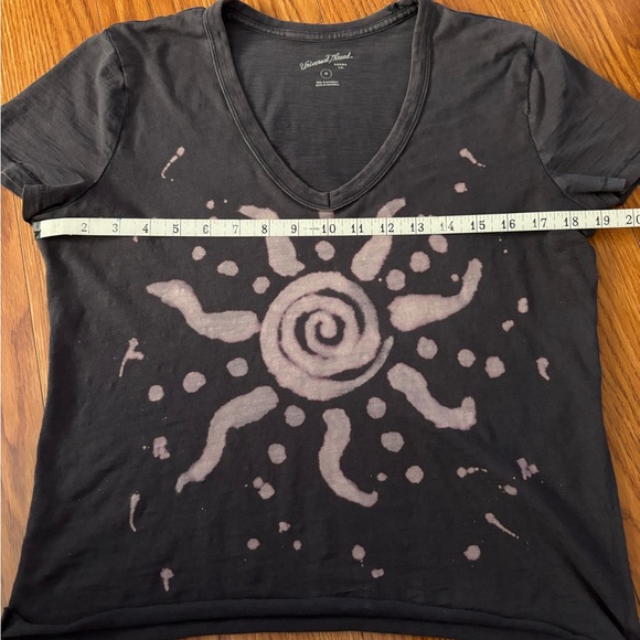 HAND-PAINTED * BLEACHED SUN DESIGN ON THIS CHARCOAL GRAY UNIVERSAL THREAD TEE ☀️ - Picture 2 of 5